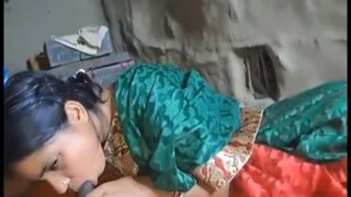 गाँव की राँड औरत अपने सांड के लंड पर चढ़कर चुदवा रही है