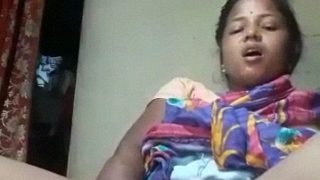 देहाती ओडिया भाभी सब्जियों से गुदा मसाज