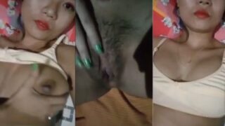 नई कॉलेज की लड़की अपने नेपाली बॉयफ्रेंड के साथ अपनी चूत उँगलियों से सहलाती है