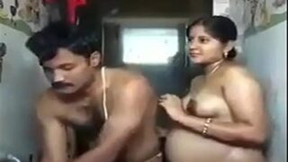 पटना का लड़का अपनी गर्भवती पत्नी के साथ नंगा नहा रहा है, देखते रह जाओ