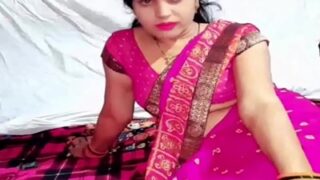पति लाइव वेबकैम पर अपनी बीवी को बहलाकर चोदता है