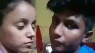 भारतीय गाँव के प्रेमी जोश में चूमते और सहलाते हैं