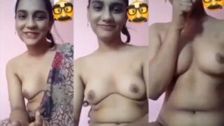 भारतीय नंगी लड़की वीडियो कॉल पर अपनी चूत में उंगली डाल रही है