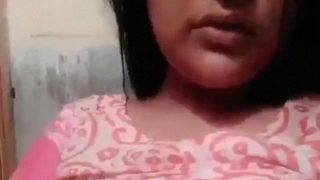 भारतीय सेक्सी भाभी सविता अपने दूधिया दूध दिखा रही है