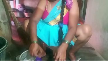 भारतीय सेक्सी आंटी का प्लेट चाटने वाला वीडियो