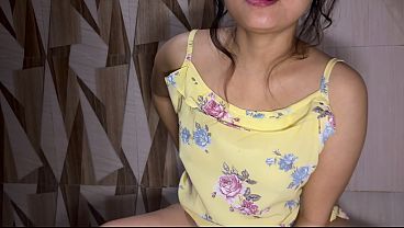 मोटी गांड वाली भारतीय लड़की का रोज़ का काम – चूत साफ़ करना और मूतना। (ए.आई)