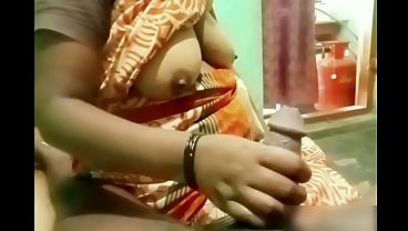 भारतीय मौसी का हाथ लड़के के लंड को सहला रहा है